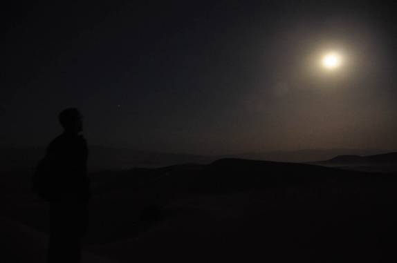 Admirando o belíssimo luar sobre as dunas de 'Mesquite Dunes', no Death Valley National Park, na Califórinia - EUA